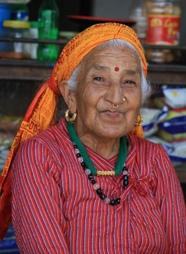 Nepalesin in einem Himalaja-Bergdorf