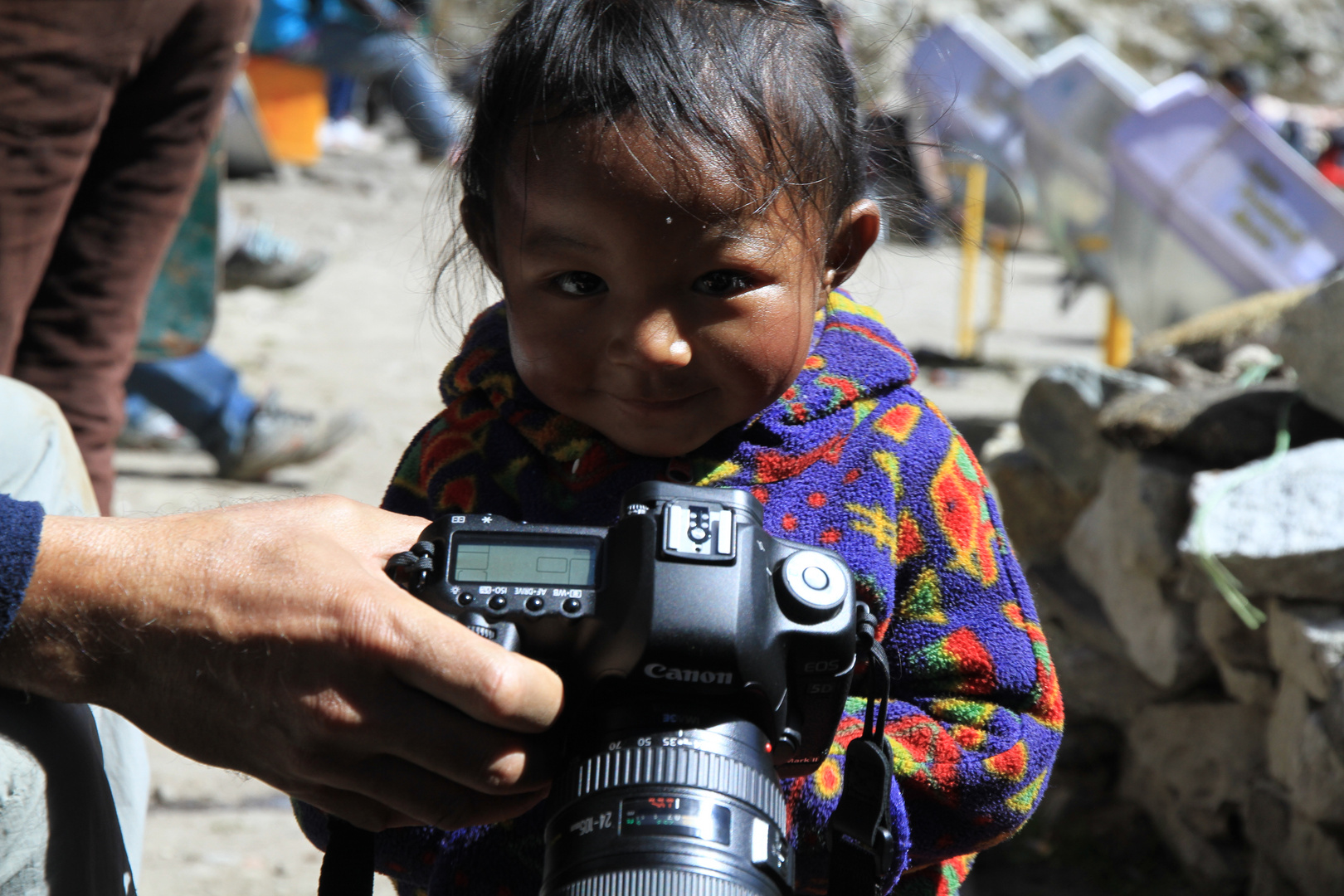 nepalesisches Mädchen und moderne Technik