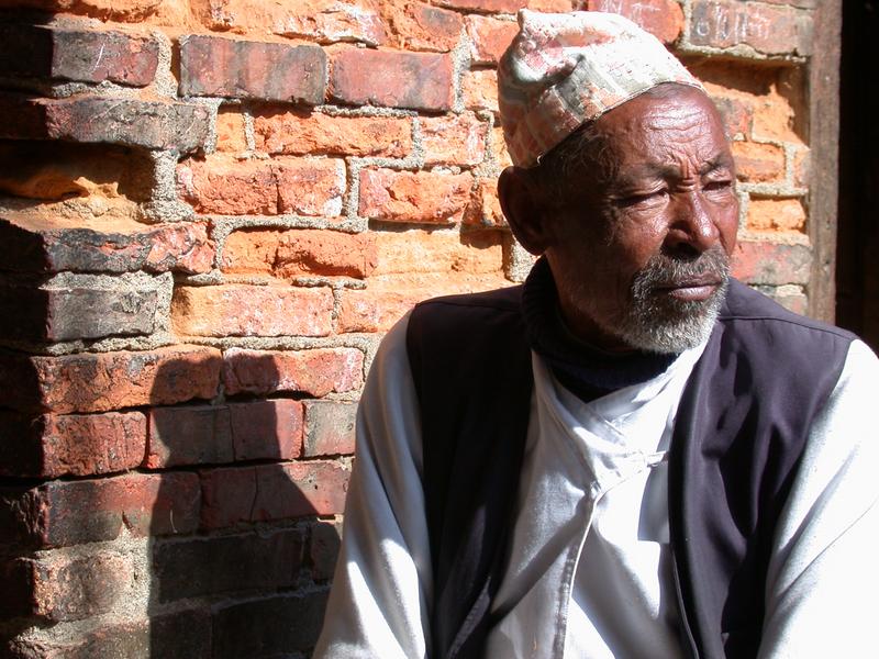 Nepali vor Mauer