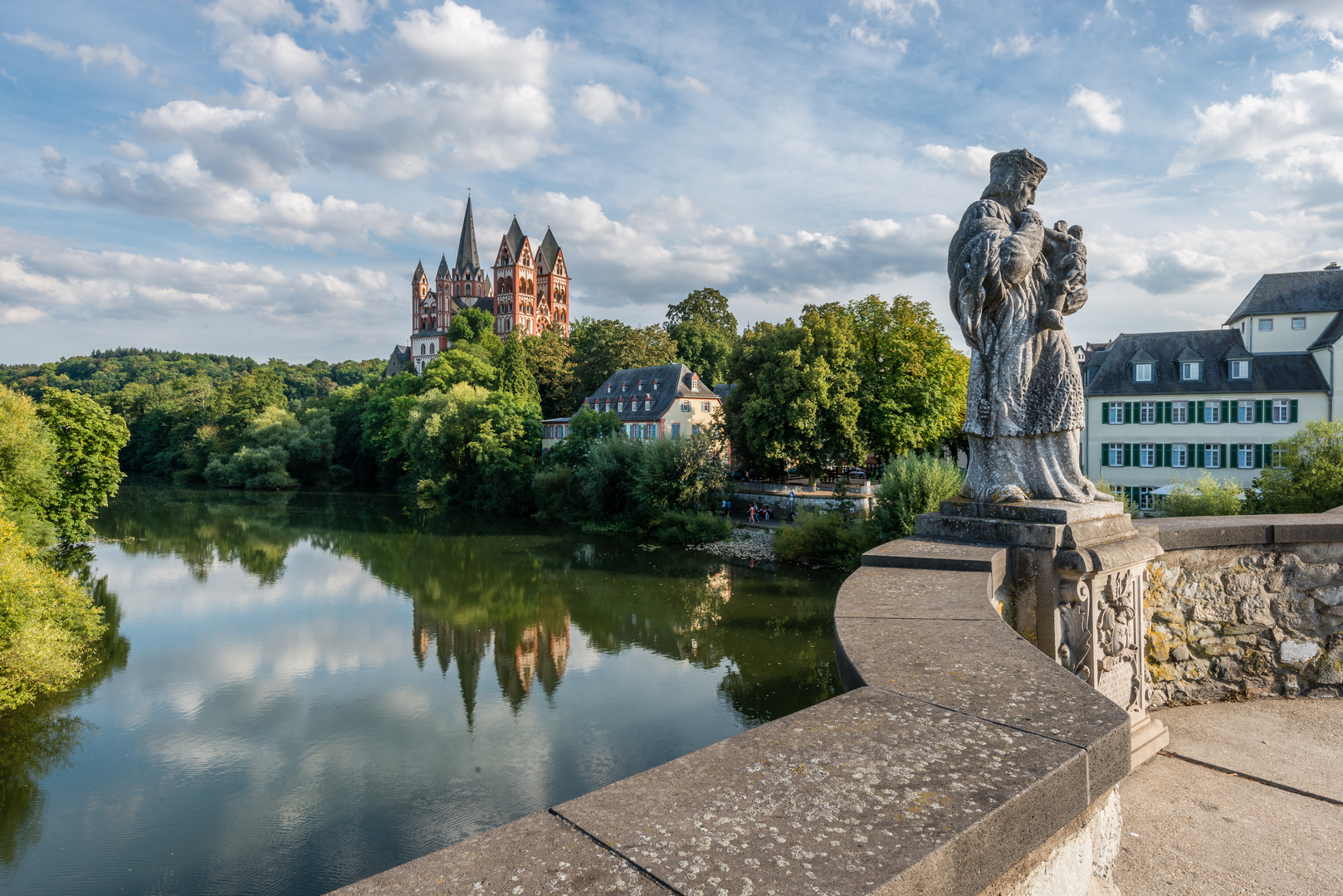 Nepomukstatue vor Limburger Dom 04