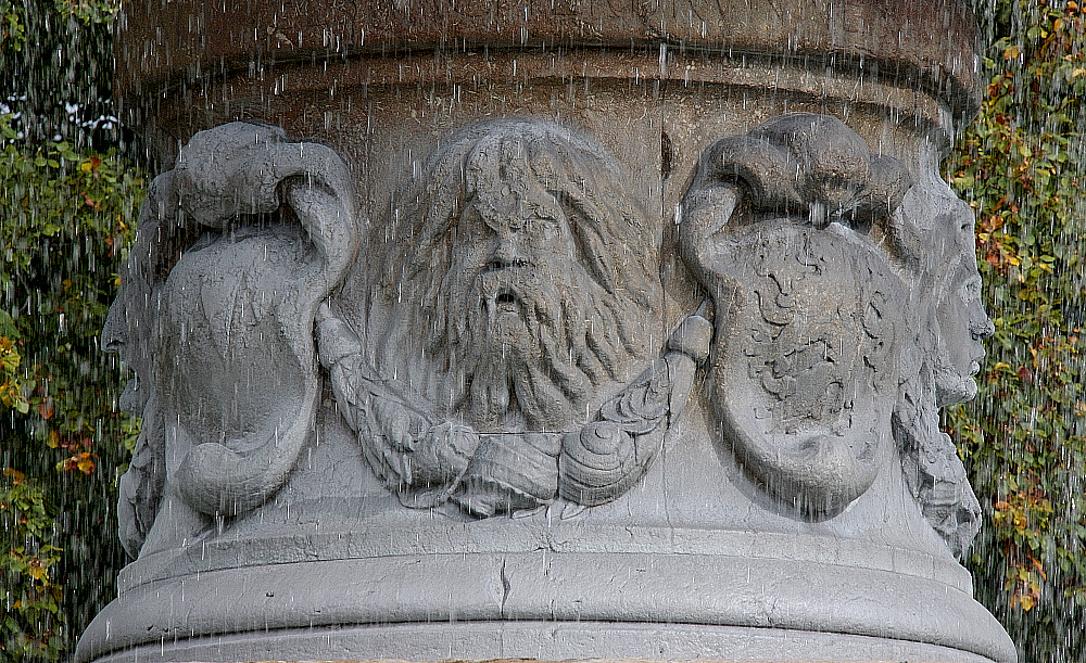 Neptun im Zentrum des Brunnens