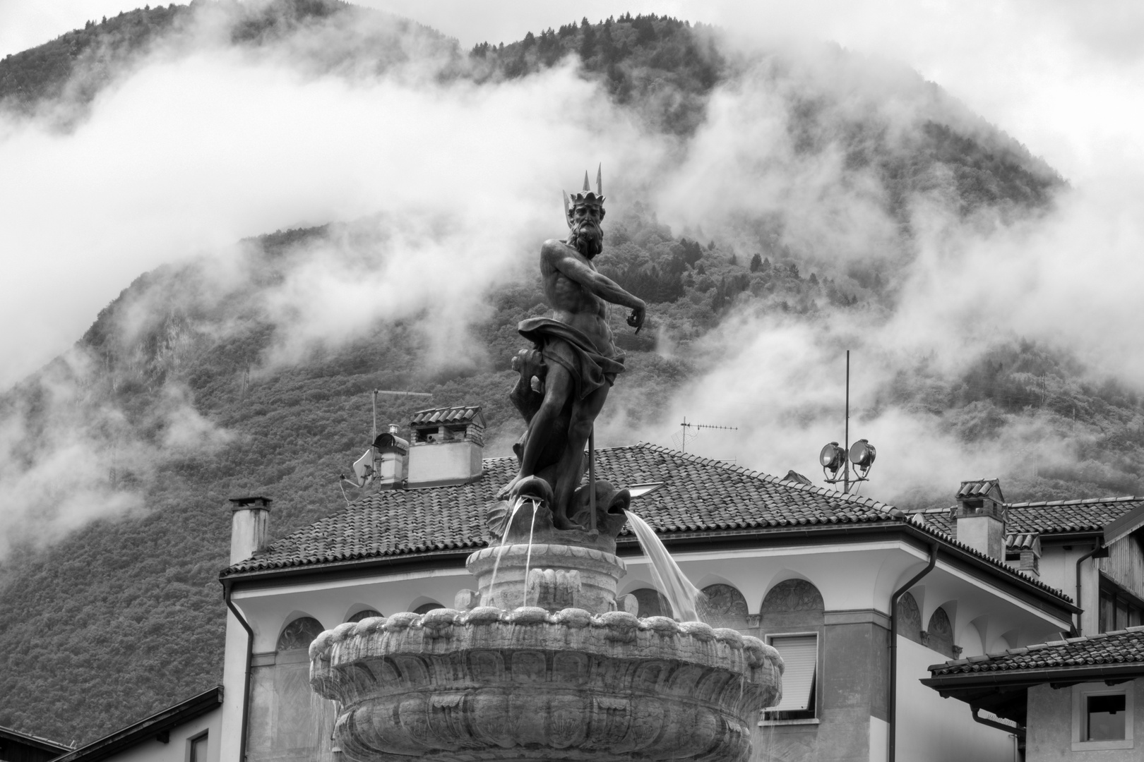 Neptun zwischen Wasser und Wolken