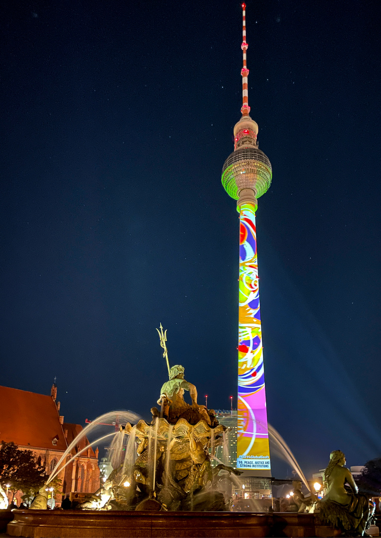 Neptunbrunnen Berlin mit dem Berliner Fernsehturm - Festival of Lights