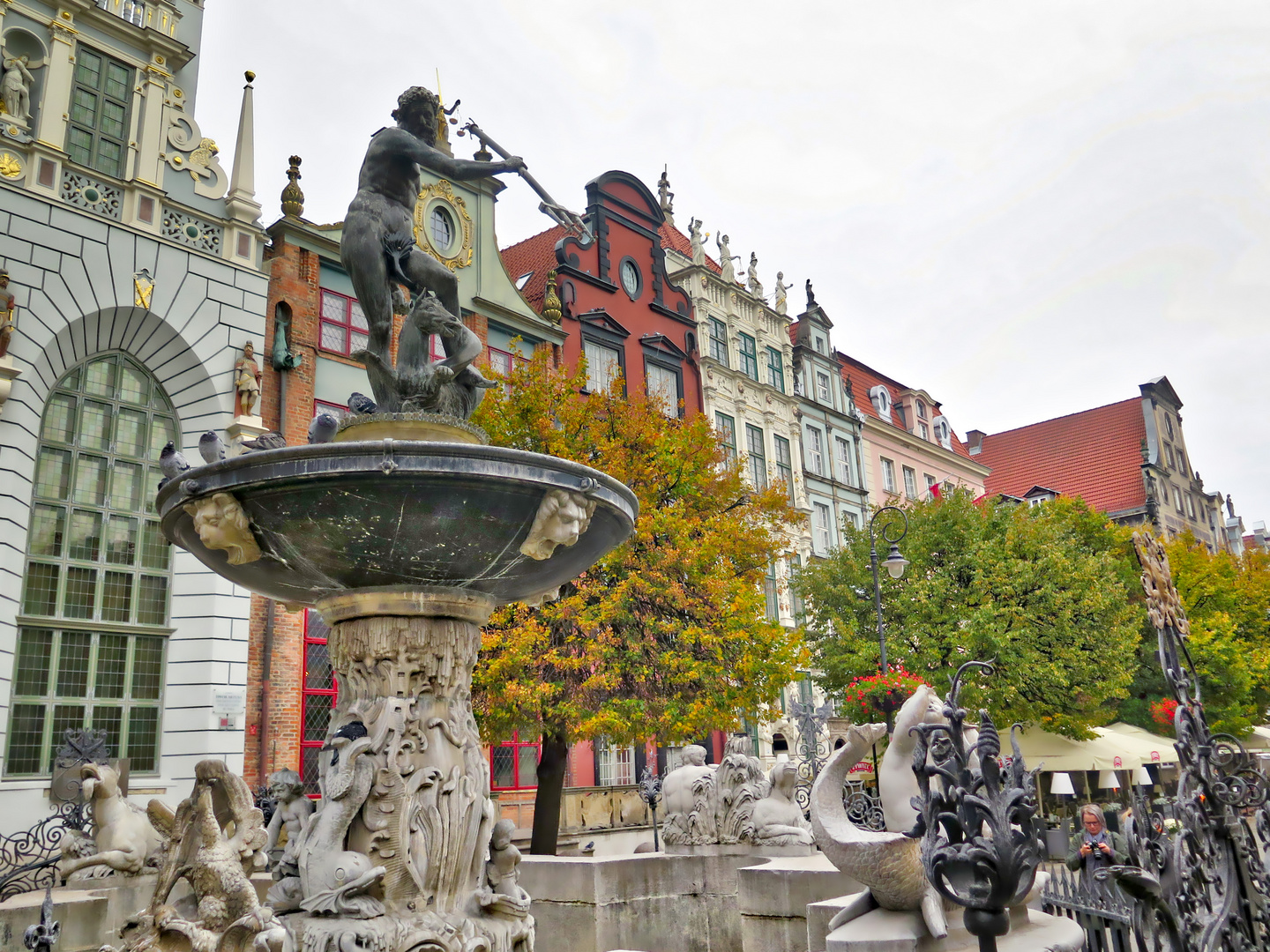 Neptunbrunnen im Herbst