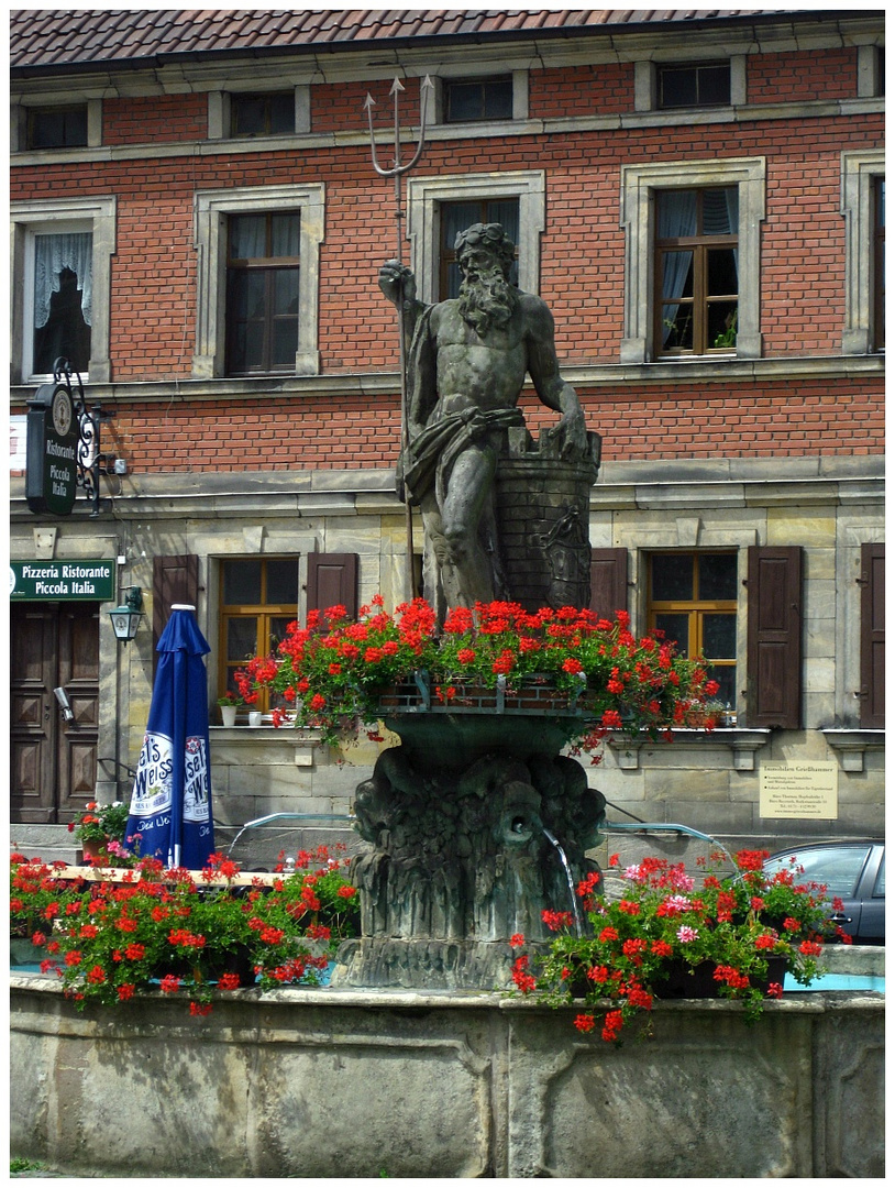 Neptunbrunnen mit Blumenschmuck