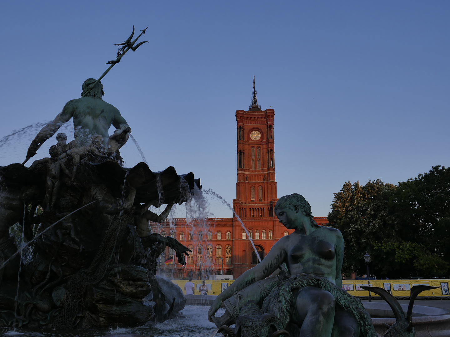 Neptunbrunnen vor Rotem Rathaus, Berlin Mitte