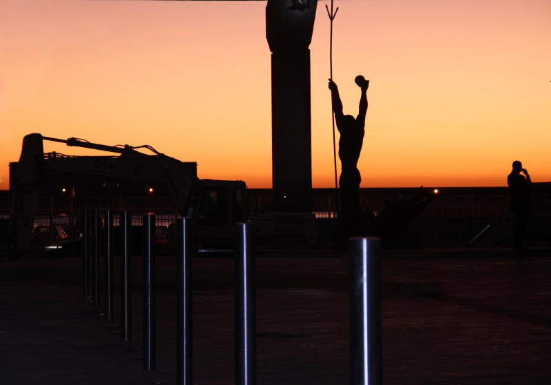 Neptune et l'homme au téléphone, Port de La Joliette, MARSEILLE