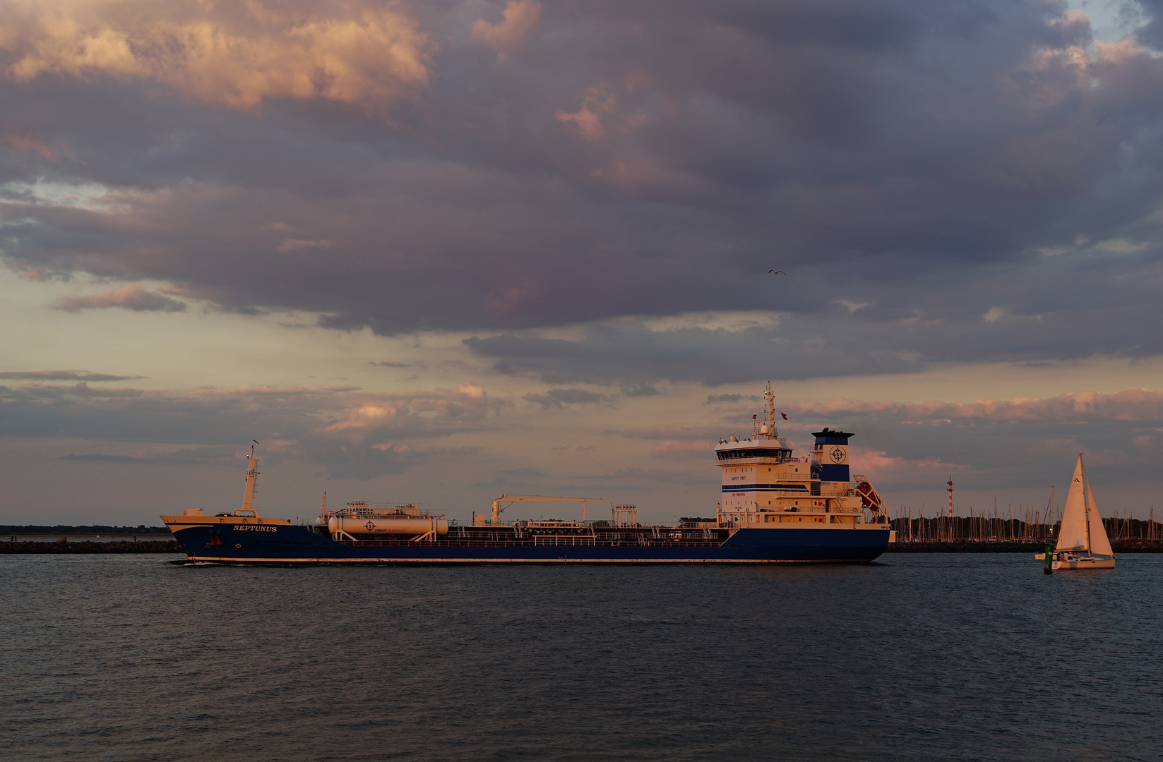 Neptunus passiert Warnemünde