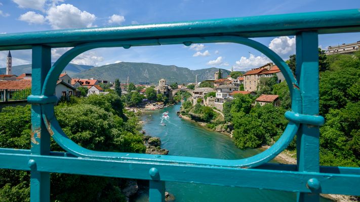 Neretva und Brücke Stari most in Mostar