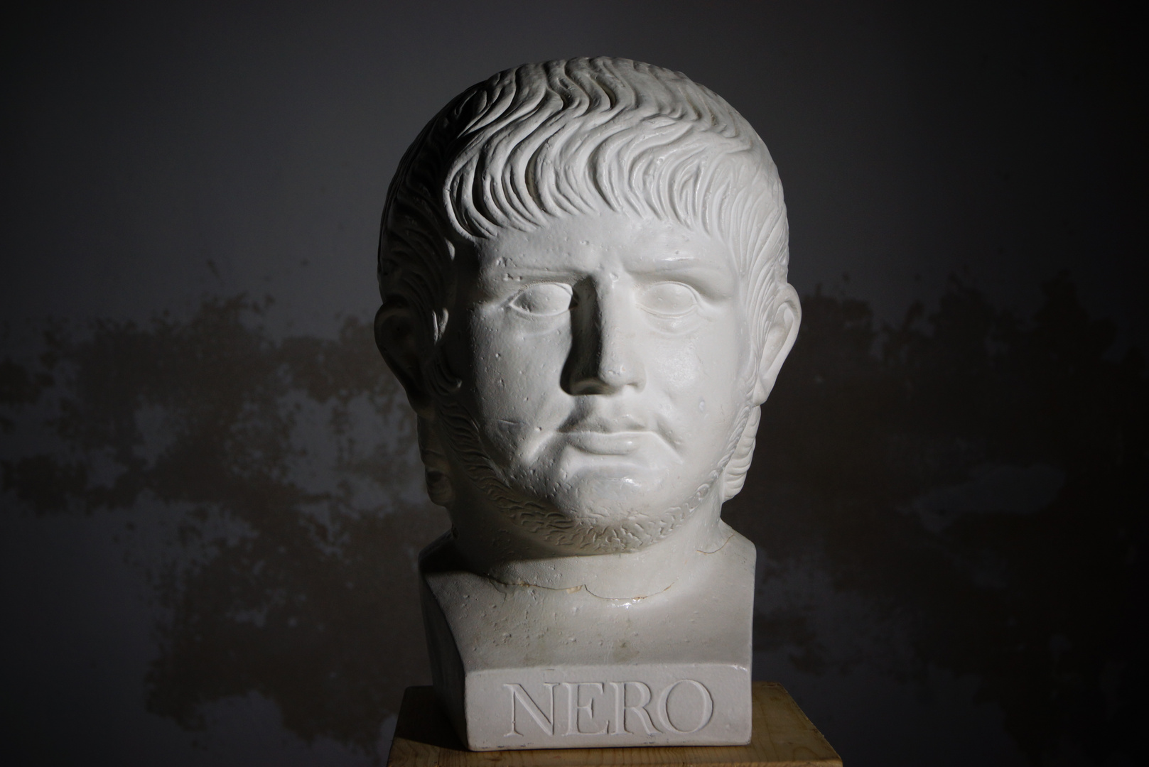 Nero in verschiedenen Lichtquellen