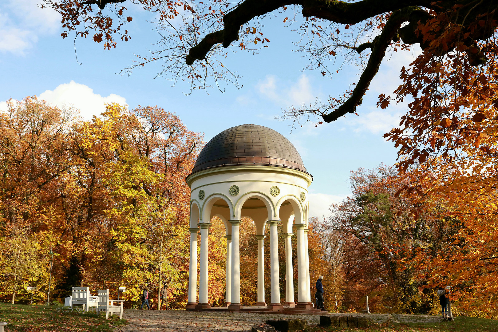 Nerobergtempel im Herbstgewand