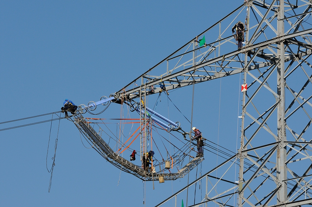 Nerven wie Drahtseile, in 80 m Höhe hier, wird eine neue Stromtrasse bei Kaiserslautern errichtet.