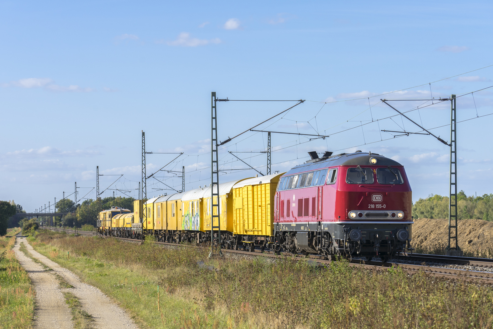 NeSA 218 155 mit Schweerbau-Bauzug in Oberfranken.