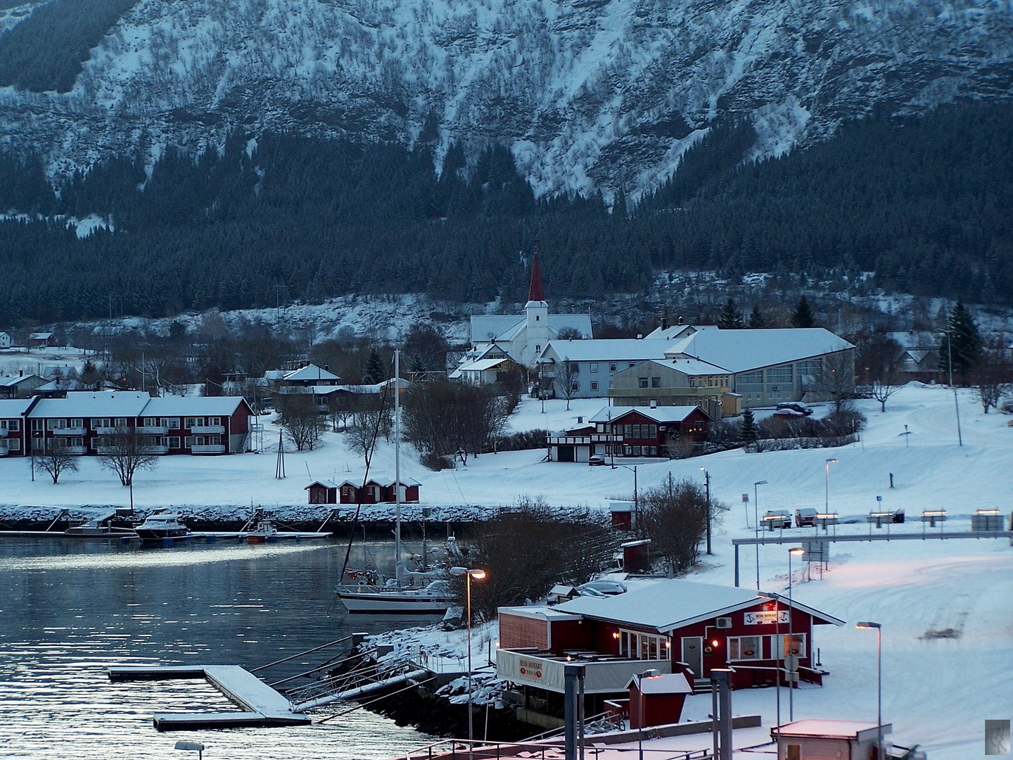 Nesna  mit Kirche im Hintergrund