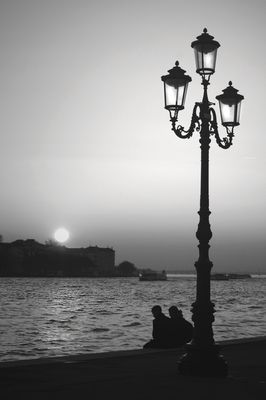 Nessuno ci vide quella sera con le mani intrecciate mentre la notte cadeva sopra il mondo