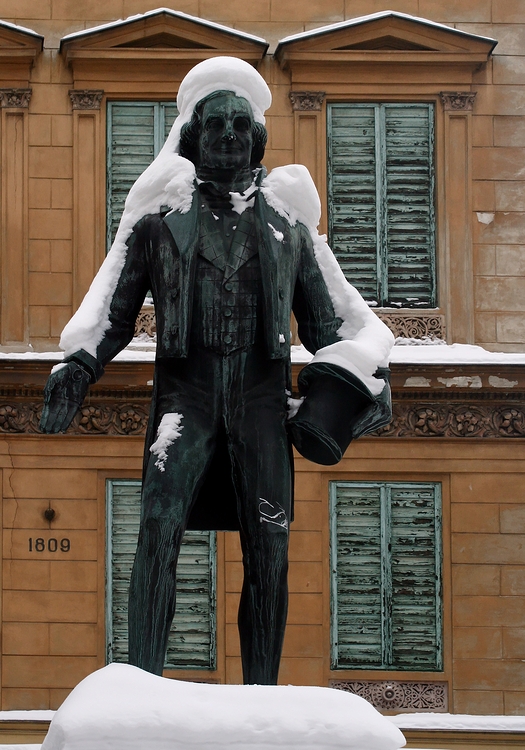 Nestroy mit Schnee-Haube und Schnee-Epauletten