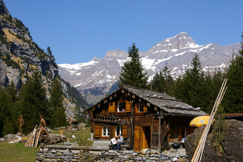 Nette Hütte mit Schnitzerreien im hinteren Schächtental