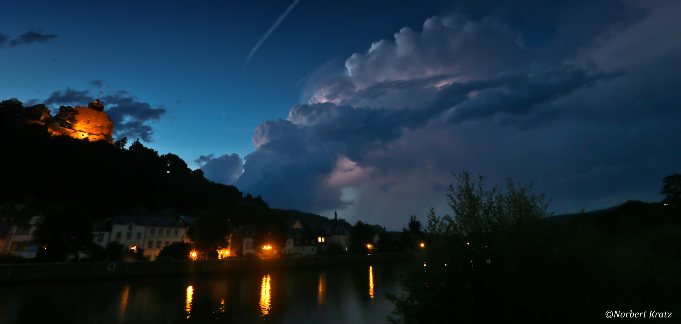 nette kleine Gewitterzelle über Saarburg....