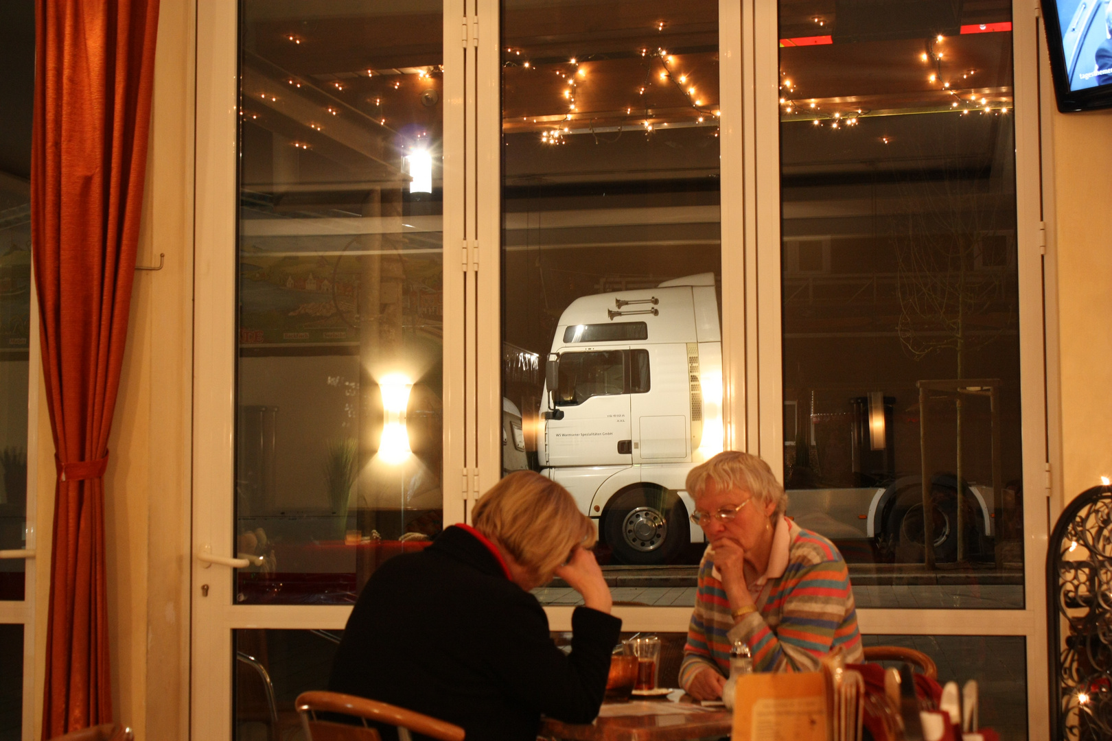 Netter An/Ausblick beim Abendessen im Restaurant