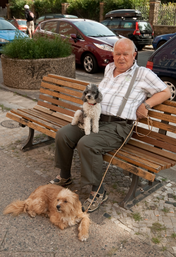 Netter Mann mit Hund in Berlin
