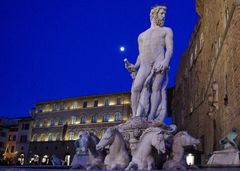 nettuno che gioca al bilboquet con la luna...