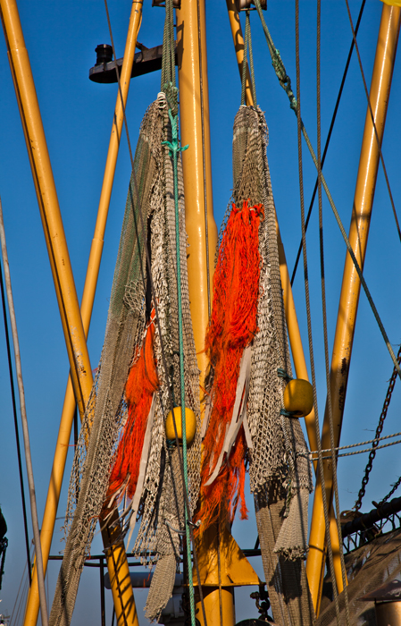 Netze eines Krabbenkutters im Hafen von Greetsiel