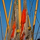 Netze eines Krabbenkutters im Hafen von Greetsiel