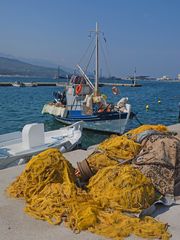 Netze und Fischerboot im Hafen von Vathi (Samos)