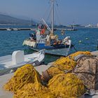 Netze und Fischerboot im Hafen von Vathi (Samos)