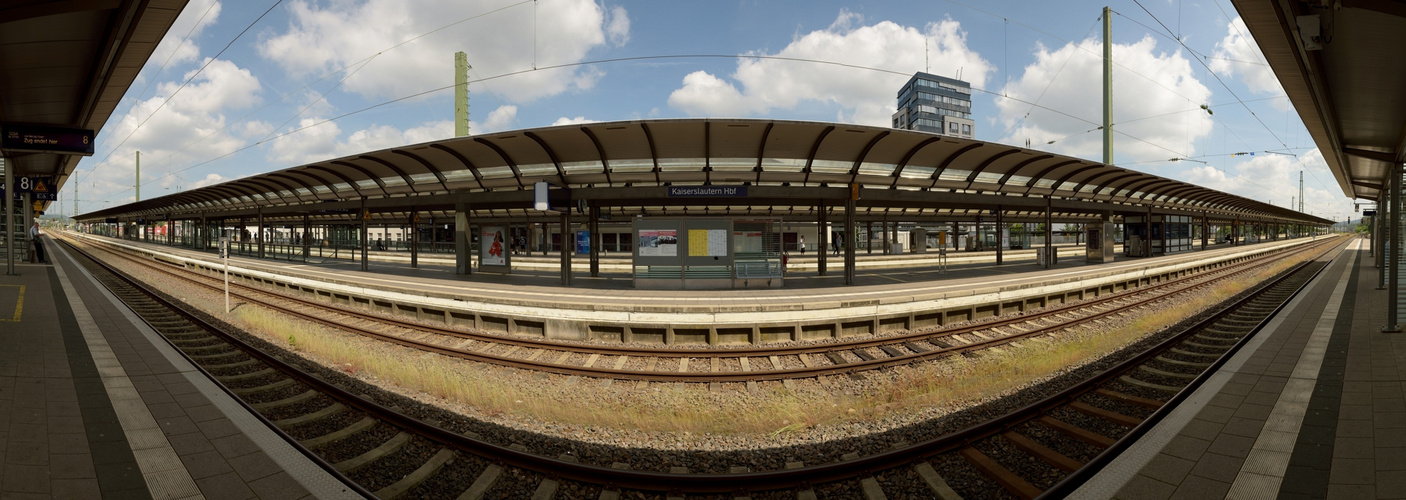 Neu ausgerichtet. 18 Aufnahmen Hochkant. Hauptbahnhof Kaiserslautern, links geht es.....