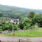 Neu gerade gestellt. Aufgang zurSchloßruine