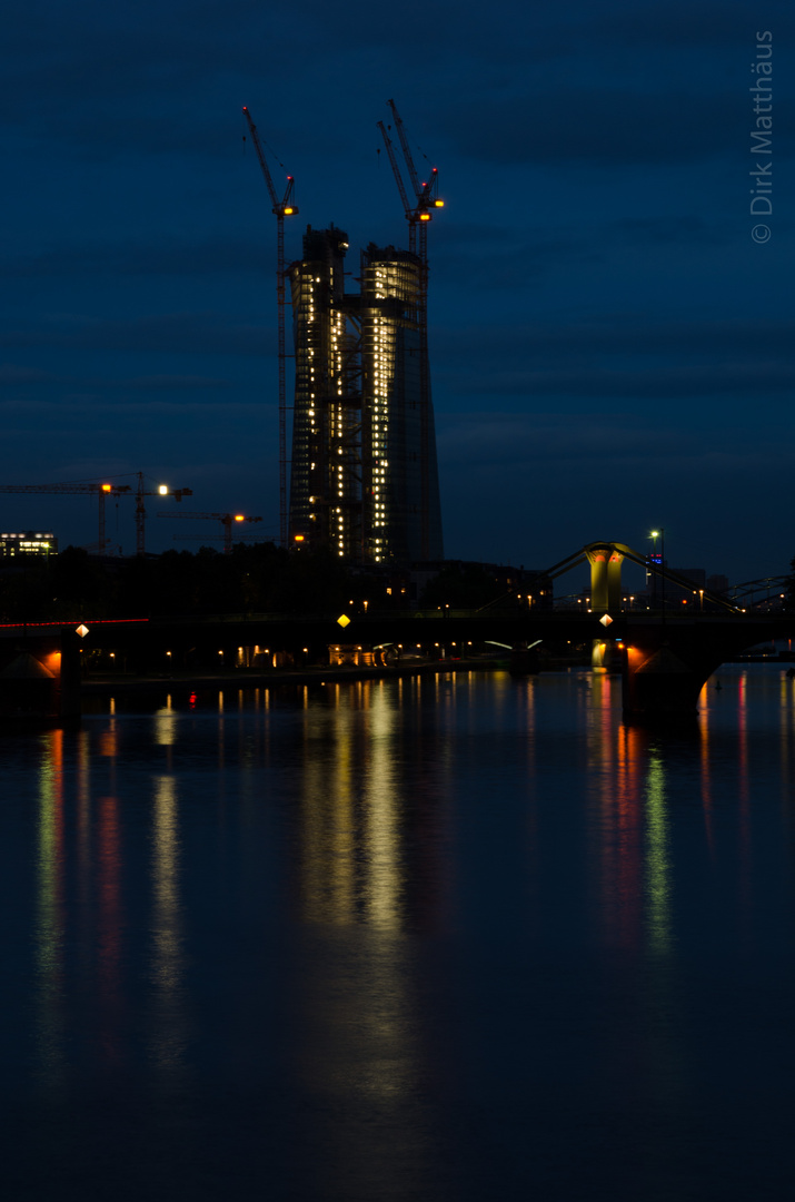Neubau der EZB bei Nacht