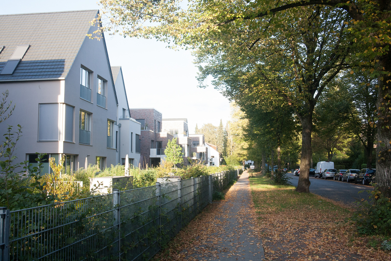 Neubau-Häuser bei Sonnenlicht