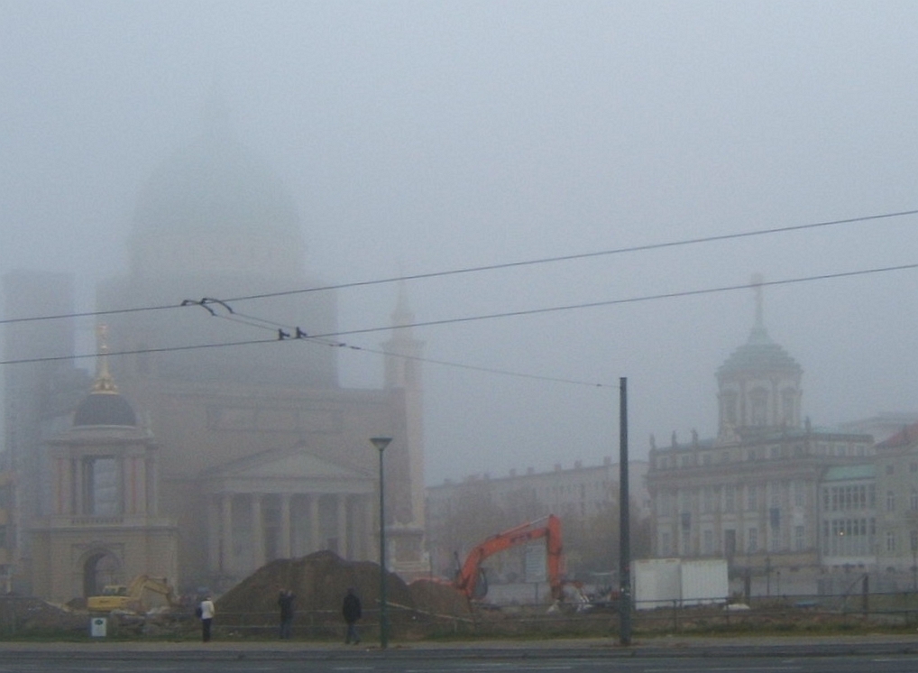 Neubau im Nebel  