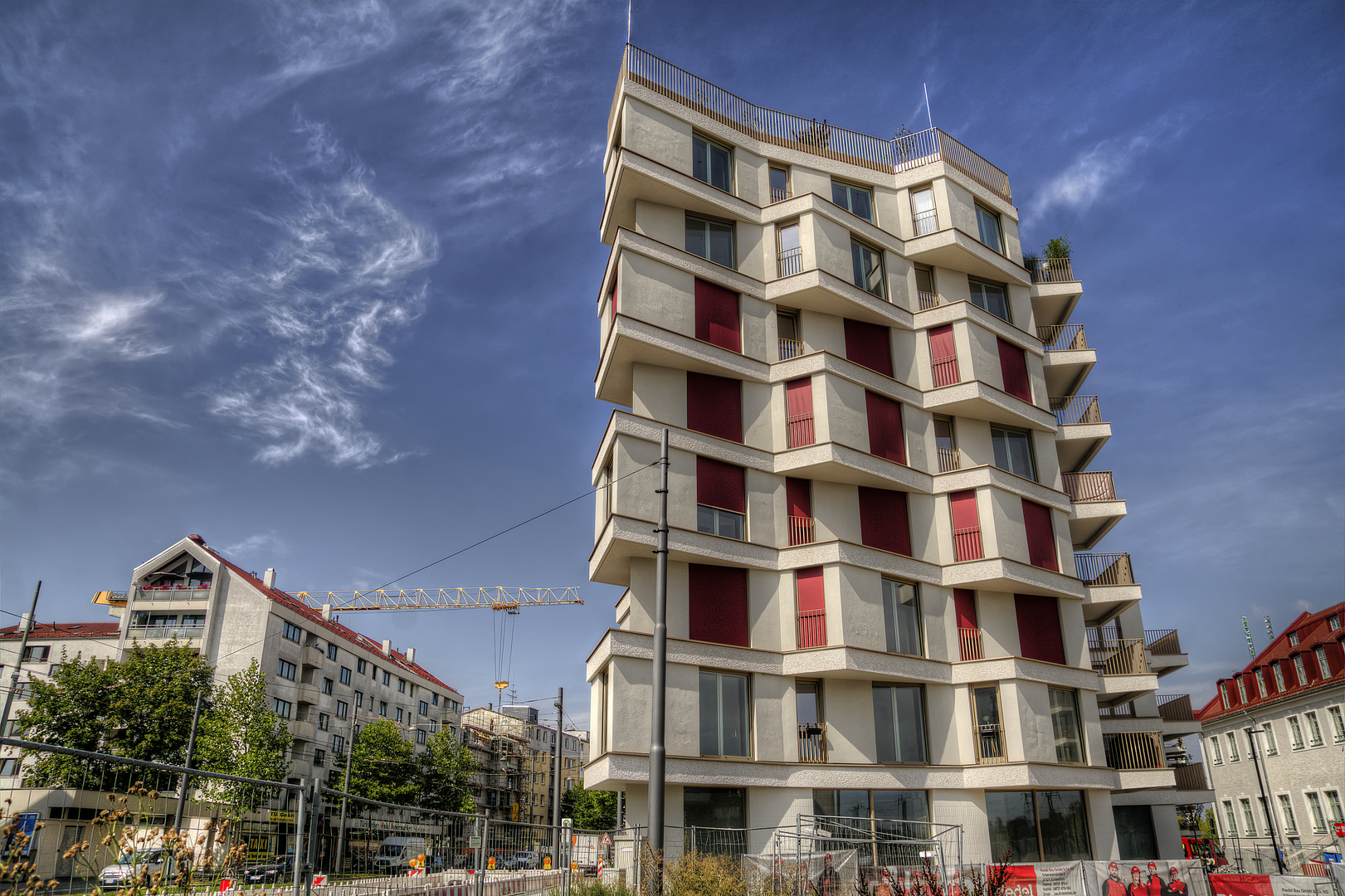 Neubau unter weißblauem Himmel