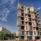 Neubau unter weißblauem Himmel