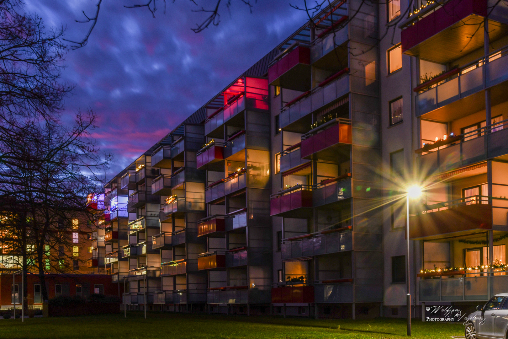 Neubaublock am Abend