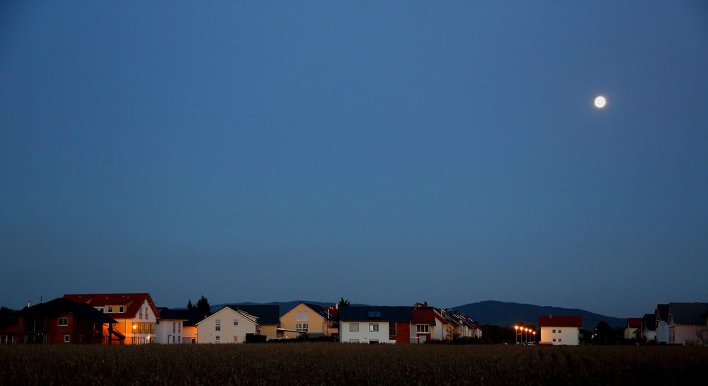 Neubausiedlung unter Vollmond (I)