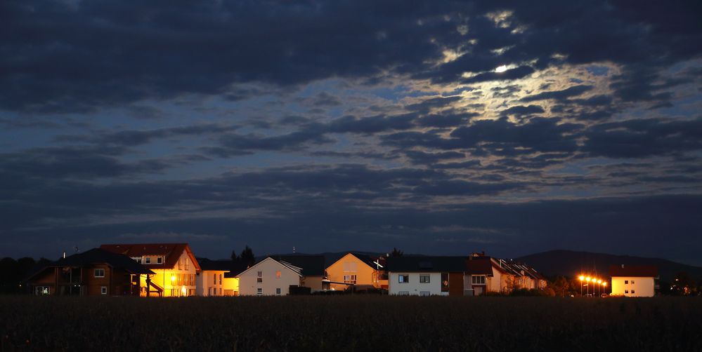 Neubausiedlung unter Vollmond (II) - Einhausen