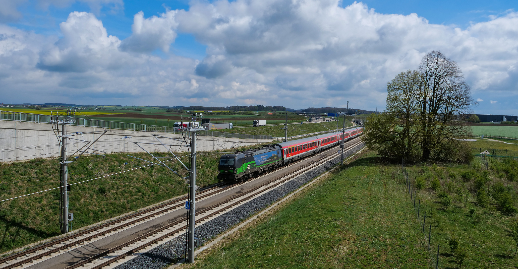 Neubaustrecke und Autobahn