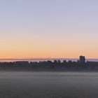 Neubrandenburg vor Sonnenaufgang im Nebel