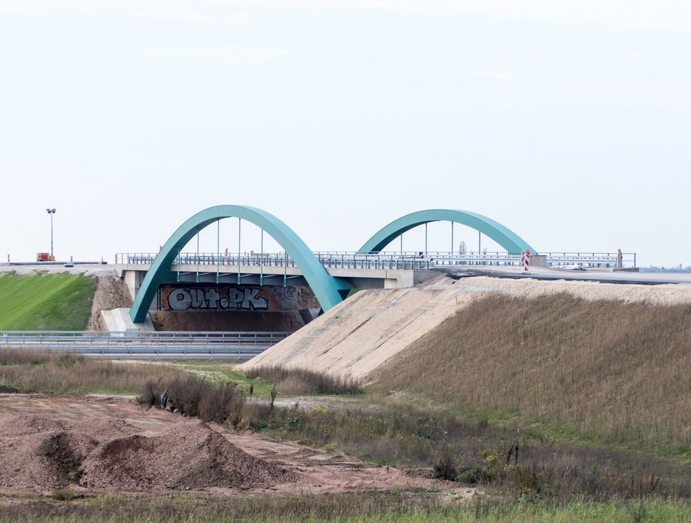 Neubrücke über die BAB 9 fast fertig