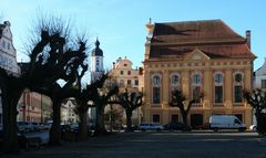 Neuburg an der Donau: Karlsplatz, Provinzialbibliothek und St. Peter