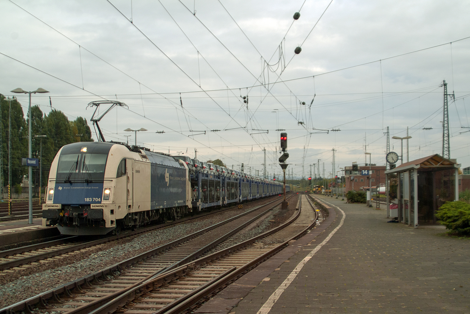 Neue Autos auf neuem Zug