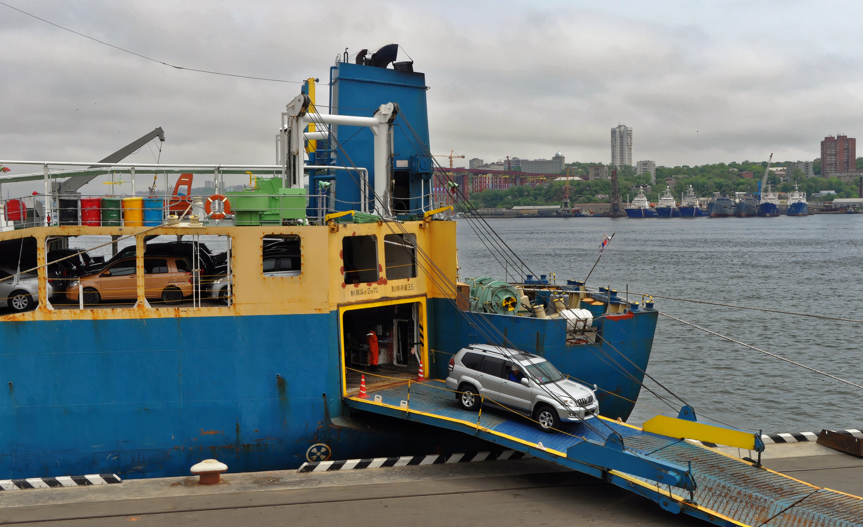 Neue Autos braucht das Land- im hafen von Wladiwostok III