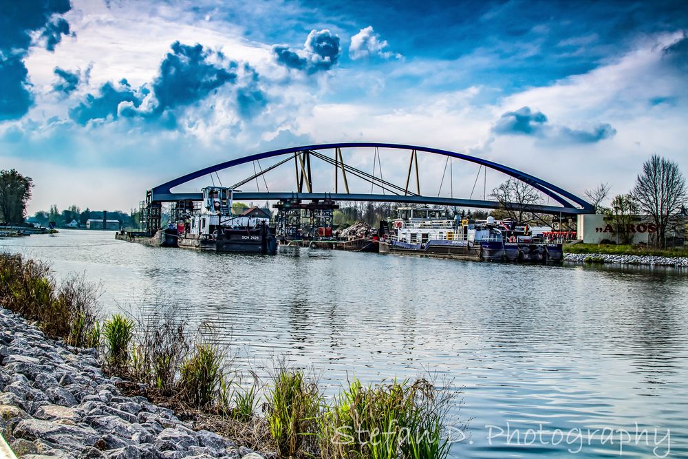 Neue Brücke in Genthin wird eingeschwommen