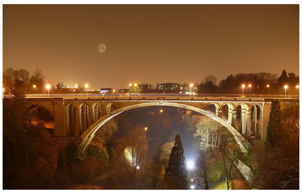 Neue Brücke in Luxemburg bei Nacht