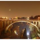 Neue Brücke in Luxemburg bei Nacht