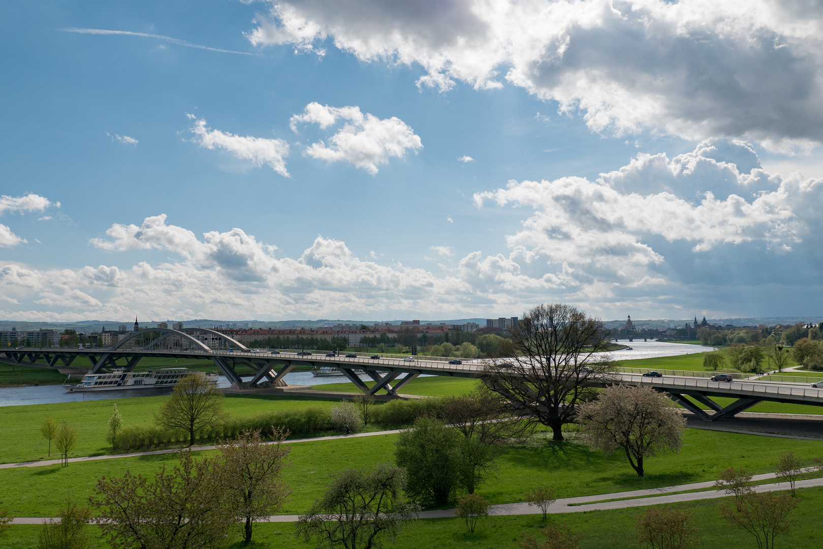 Neue Brücke mit Altstadt im Hintergrund