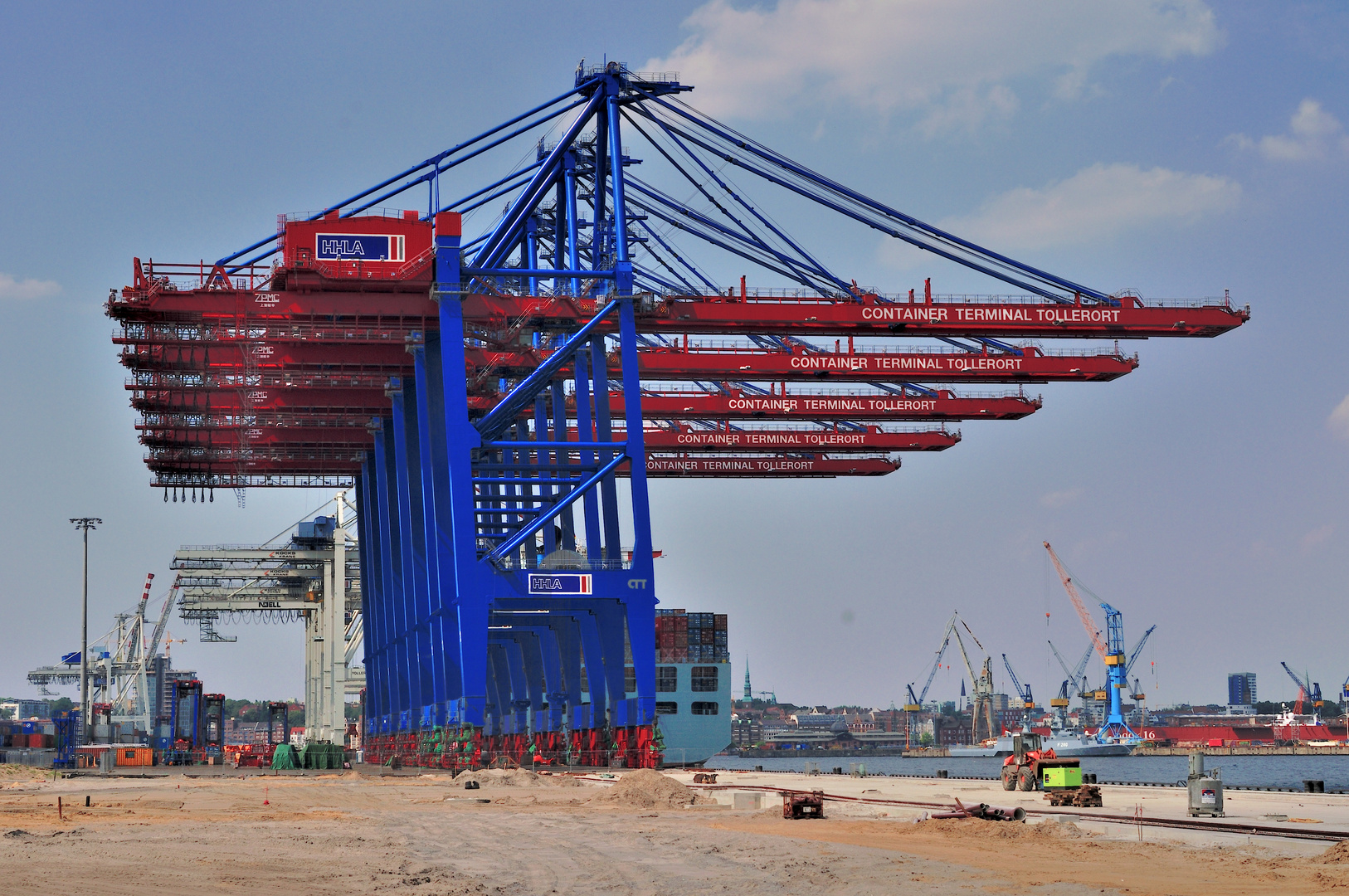 neue Containerbrücken ...